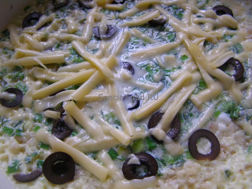 Всыпать оливки и сыр в омлет