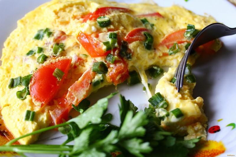 Омлет с томатами и зеленью