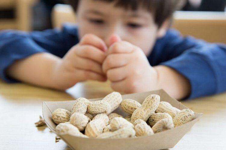 Орехи кушает ребенок