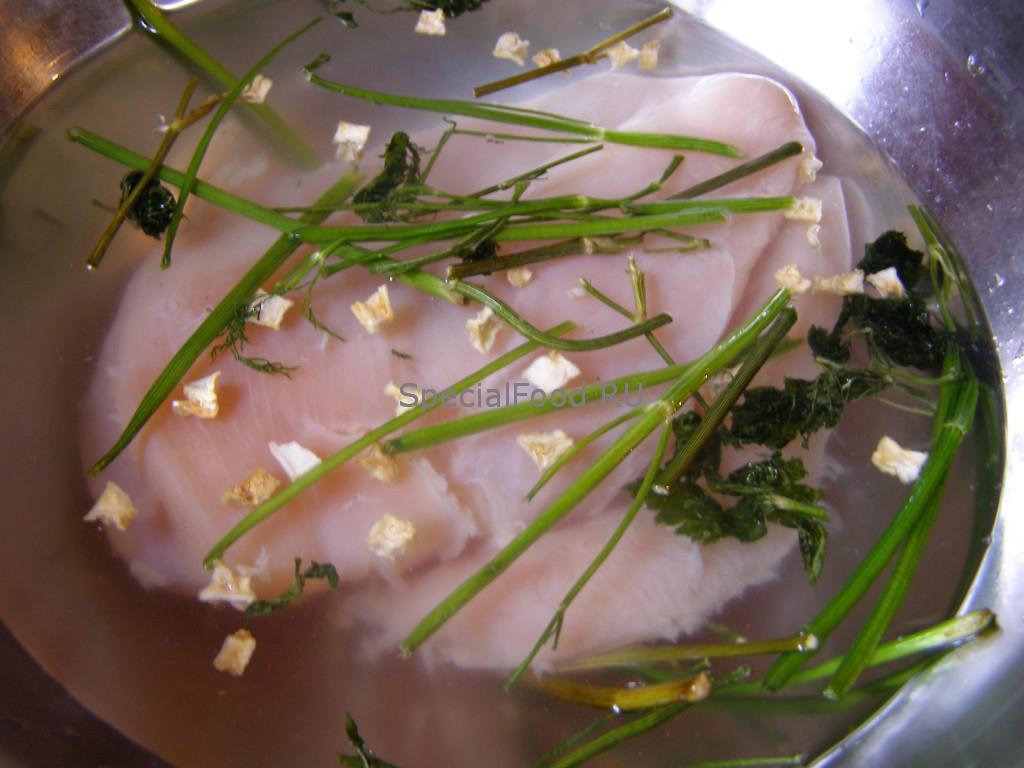Отвариваем грудку с зеленью
