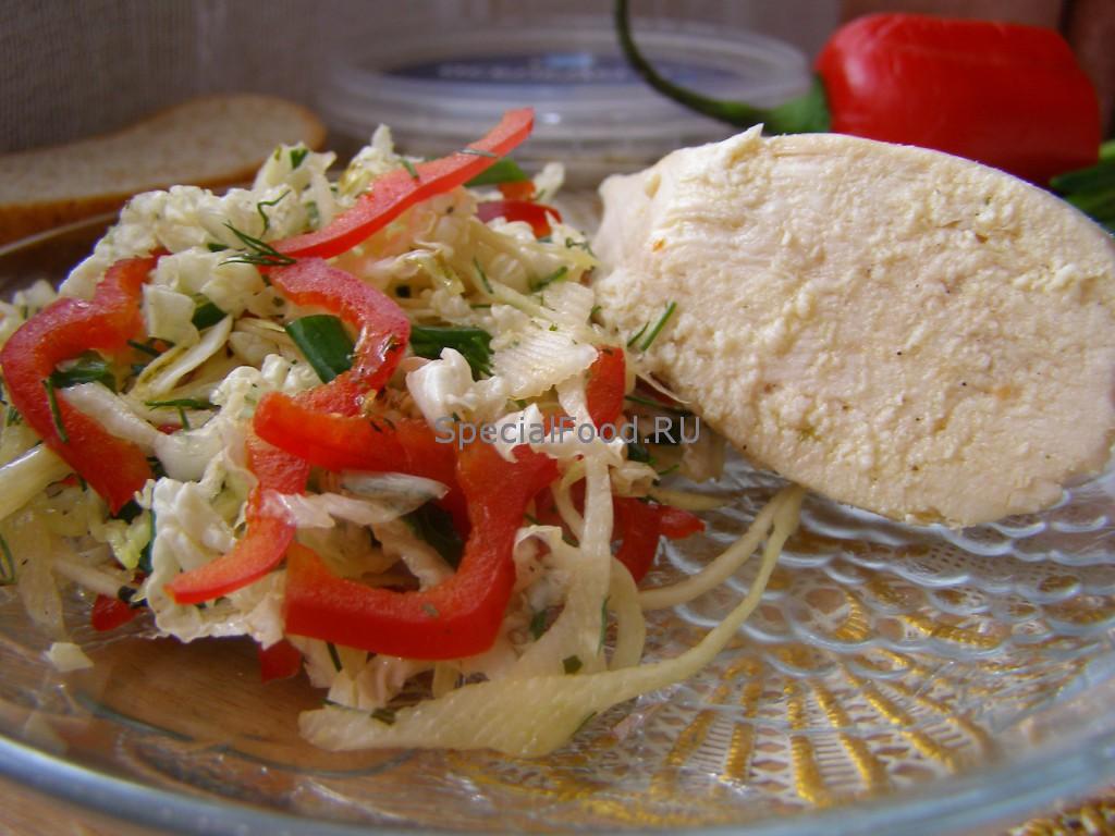 Отварная куриная грудка и овощной салат