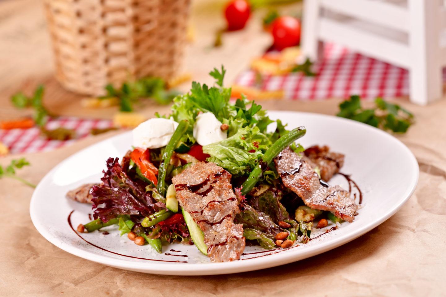 Овощной салат с отварной телятиной