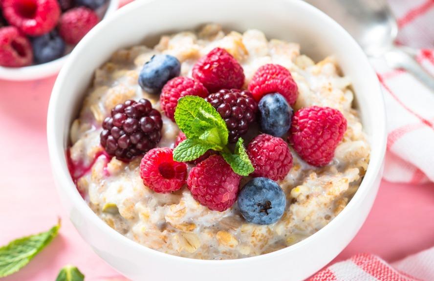Овсяная каша с ягодами и сухофруктами