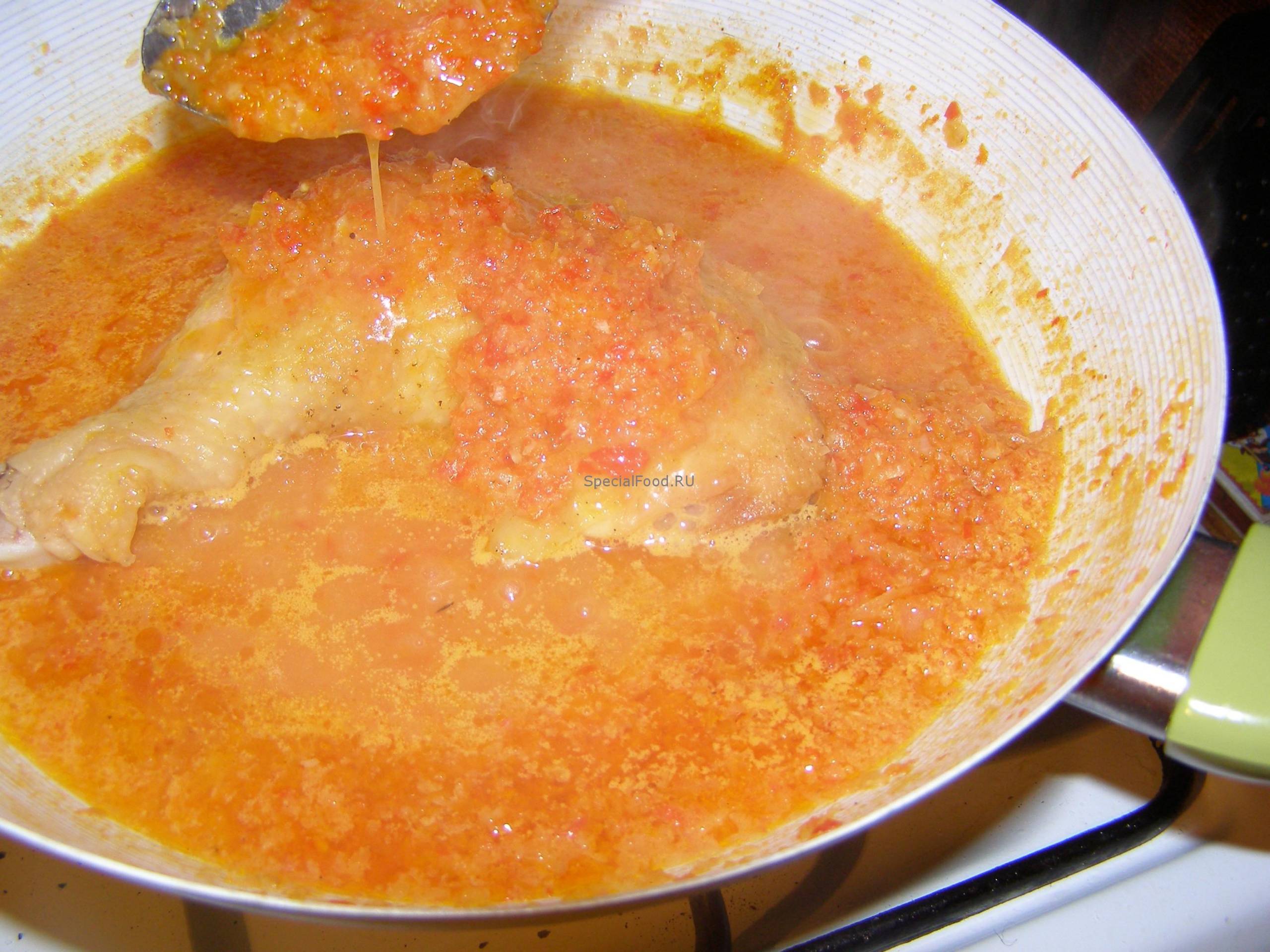 Поливаем мясо соусом