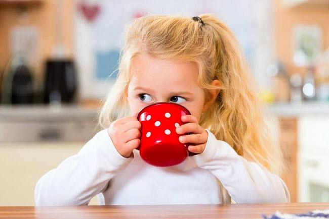 Ребенок пьет сыворотку