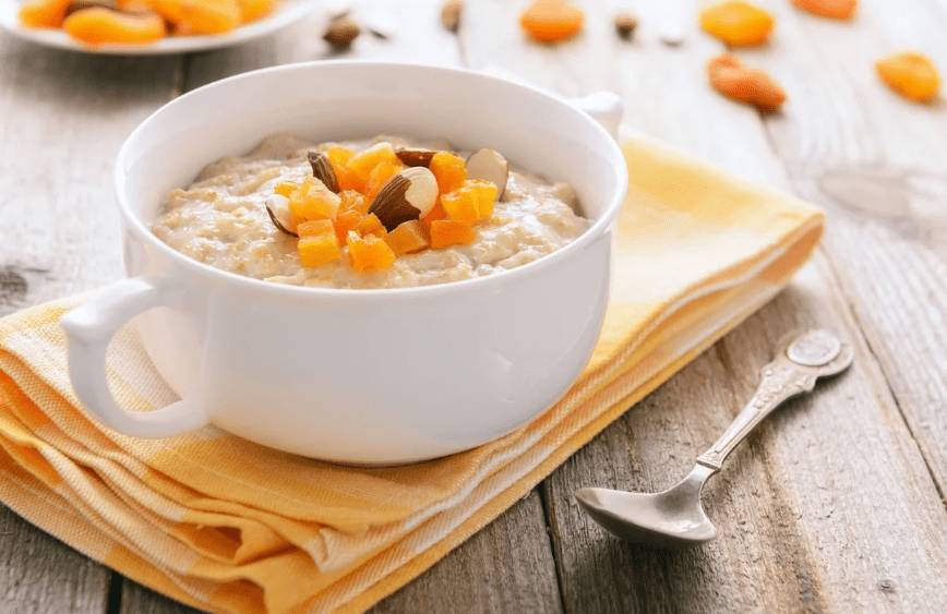 Рисовая молочная каша с курагой