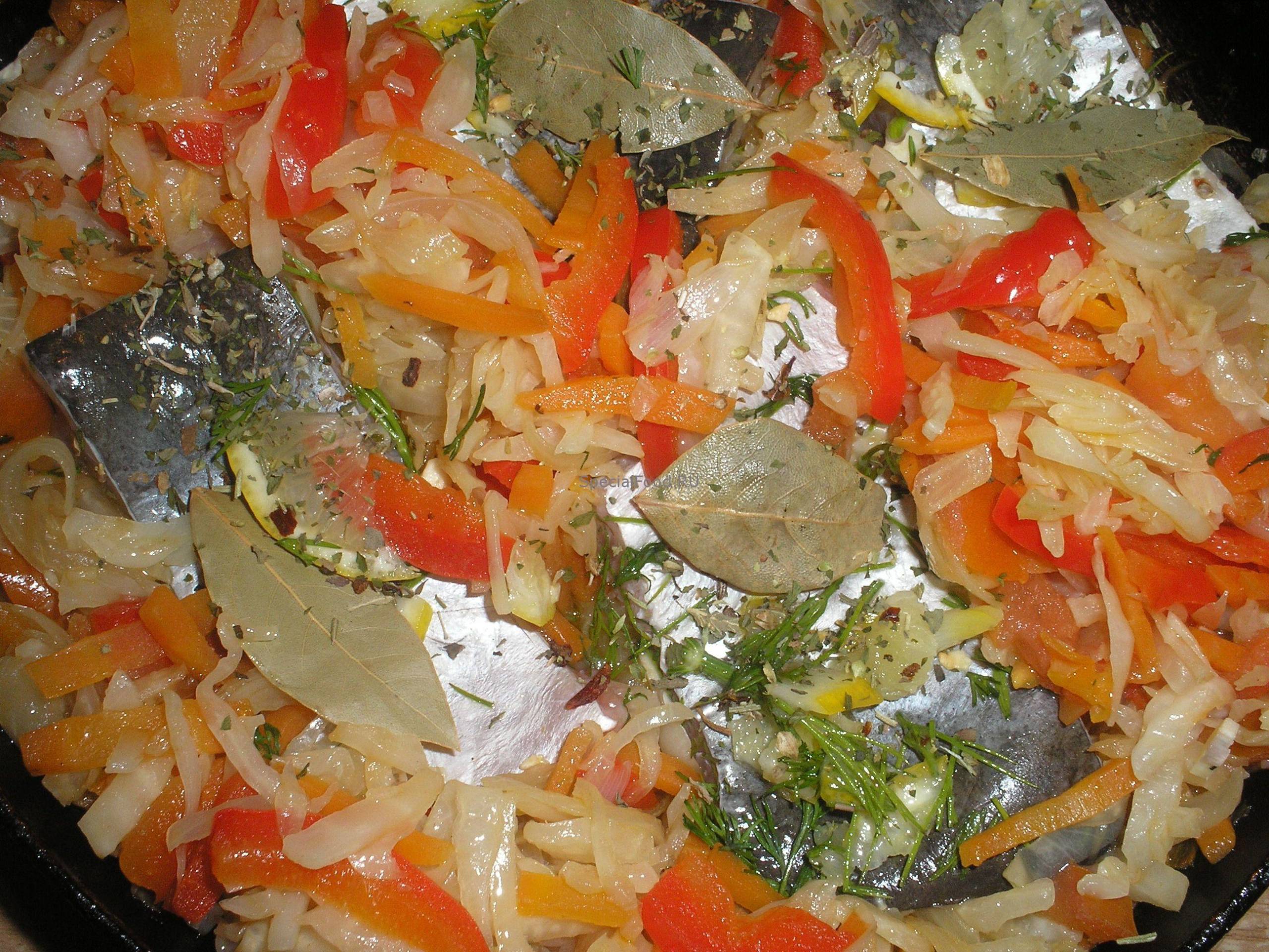 Рыба на подушке из овощей и специй