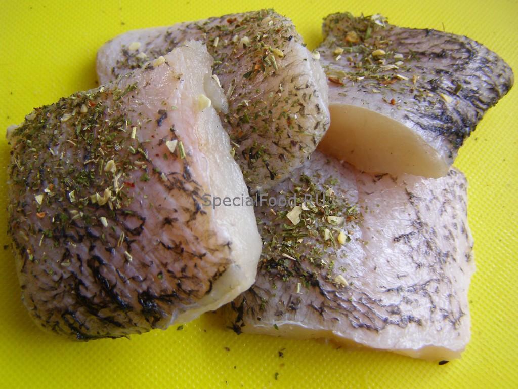 Рыбу порезать