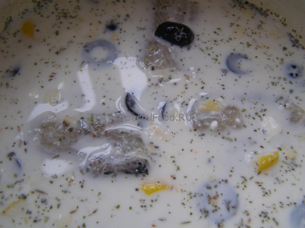 Залить соусом рыбу