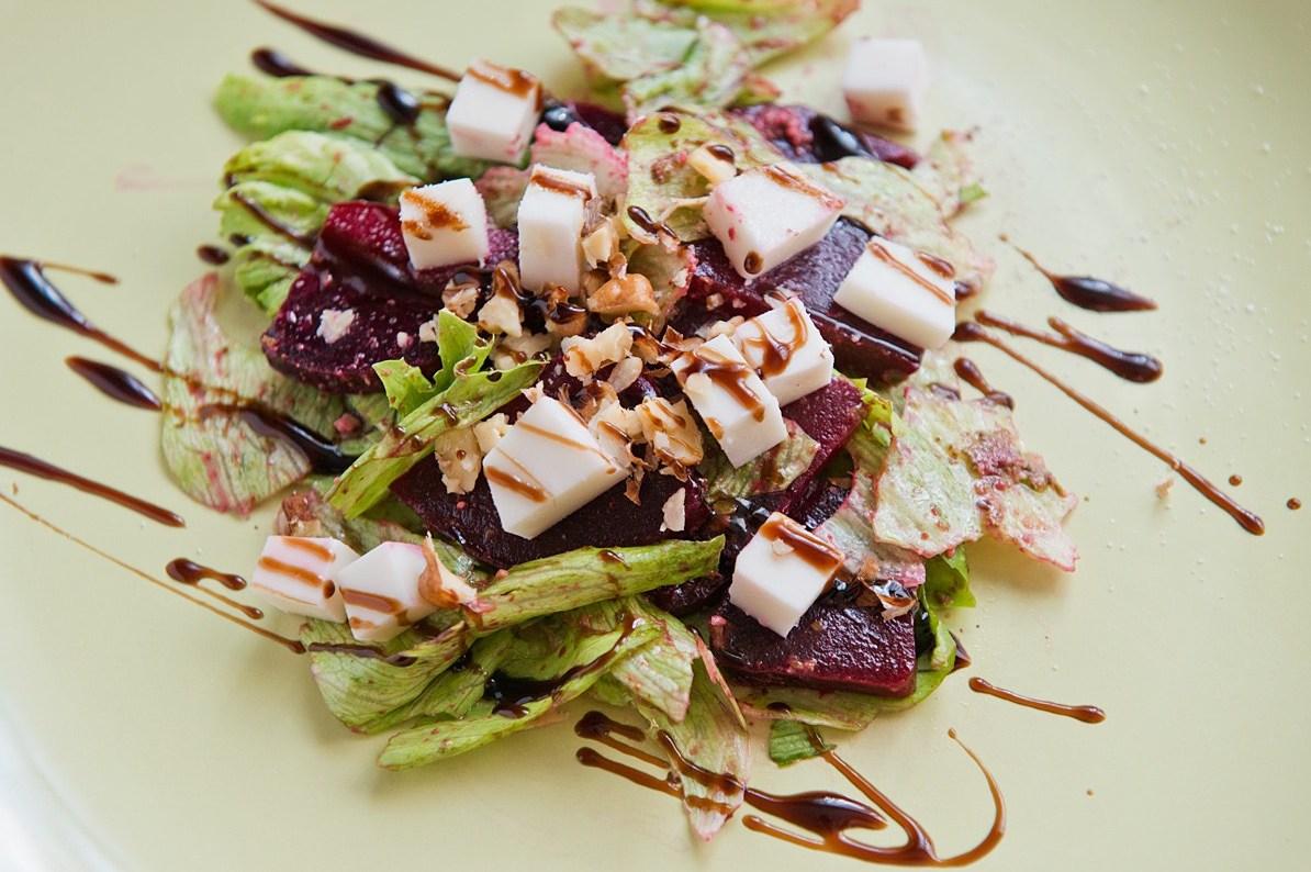 салат с козьим сыром