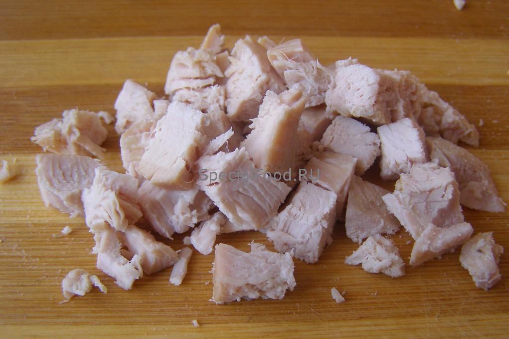 Отварное филе порезать