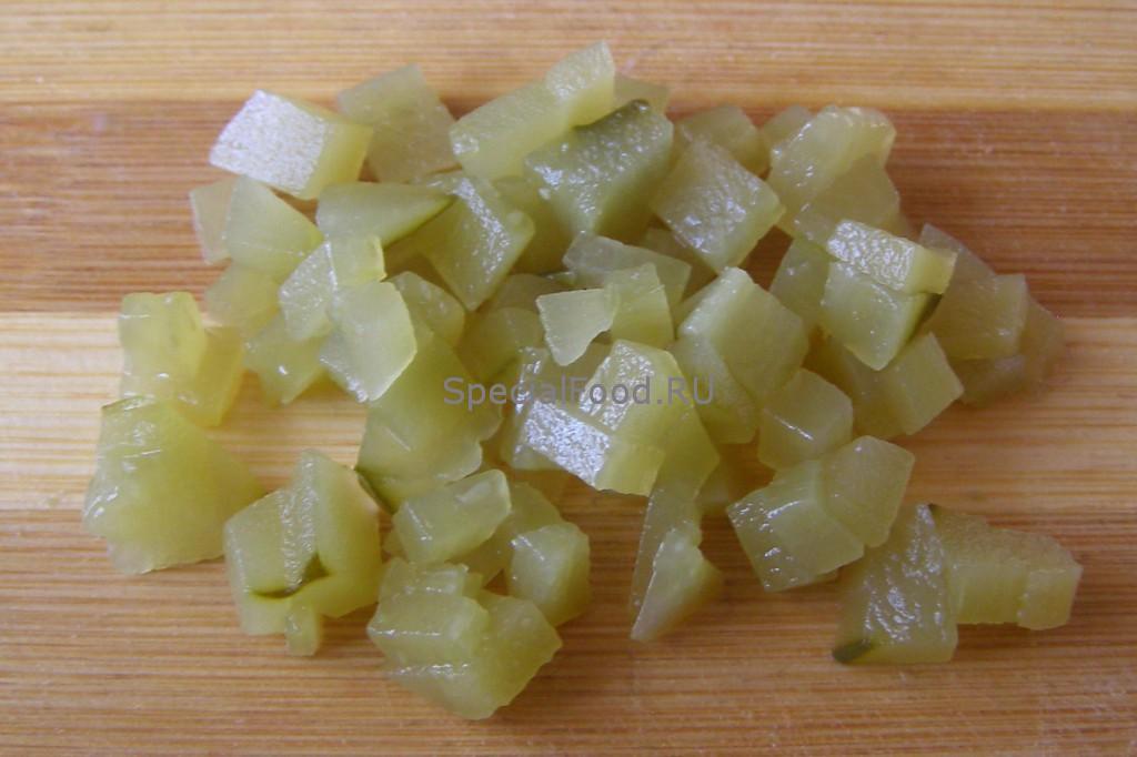 Порезать соленый огурец