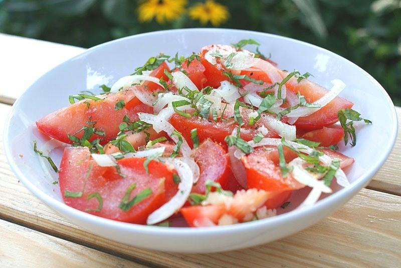 Салат из помидор и лука