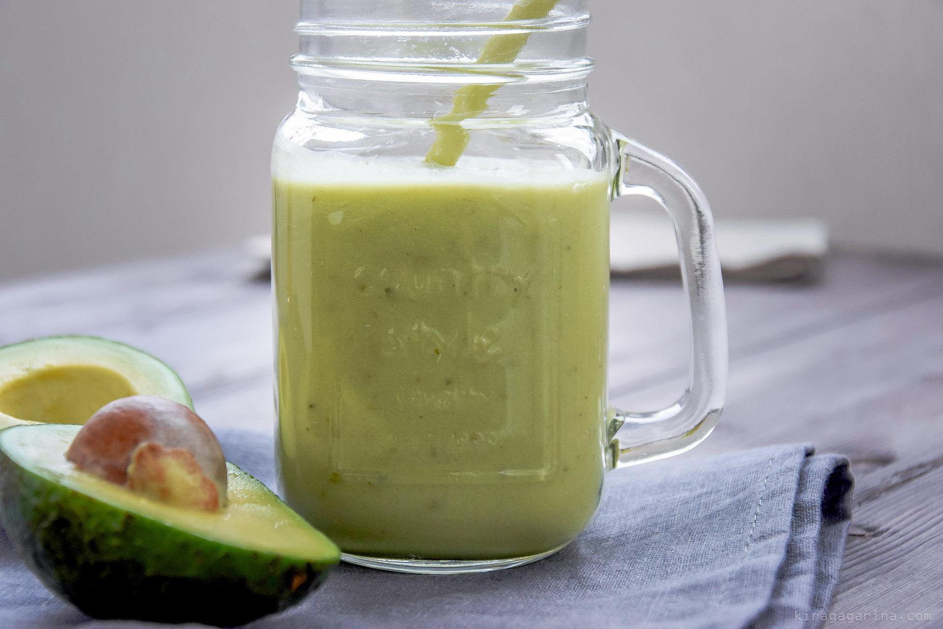 Смузи из авокадо и овсяных хлопьев