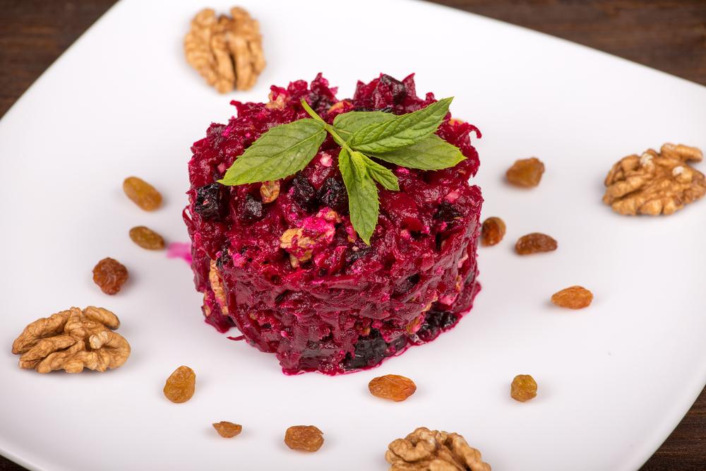 Свекольный салат с орехами