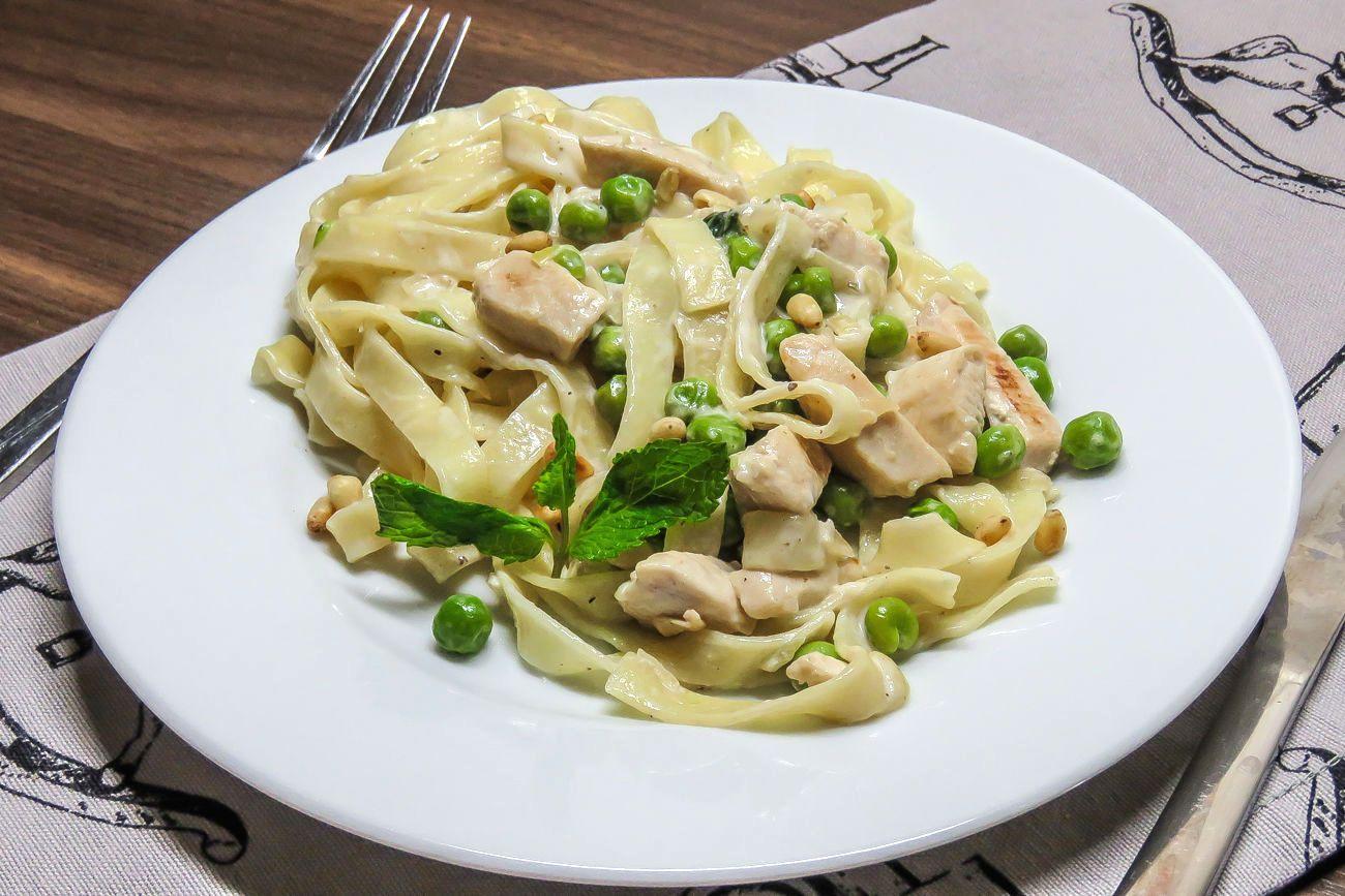 Тальятелле с курицей и кедровыми орехами