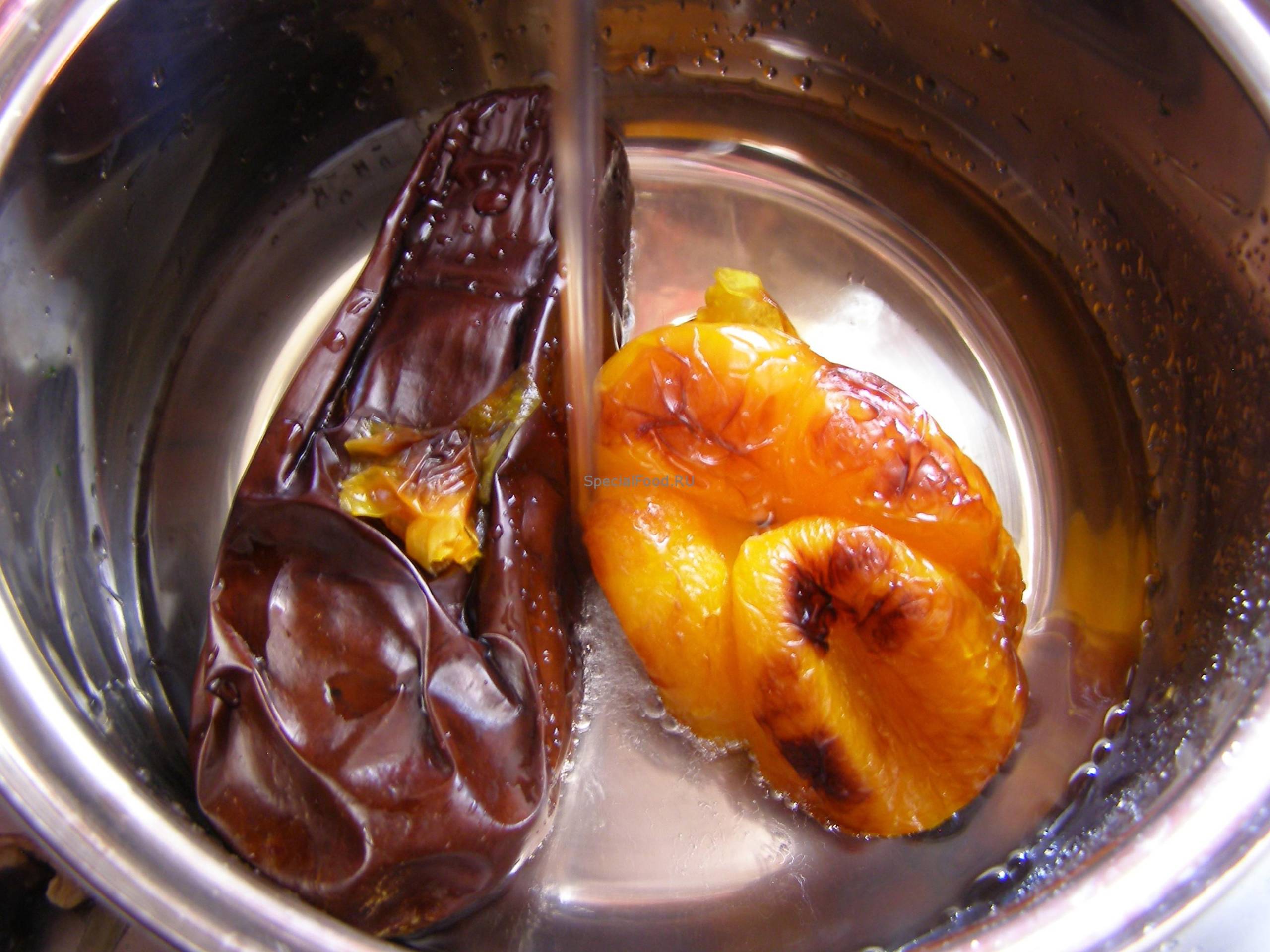 Очищаем баклажан и перец