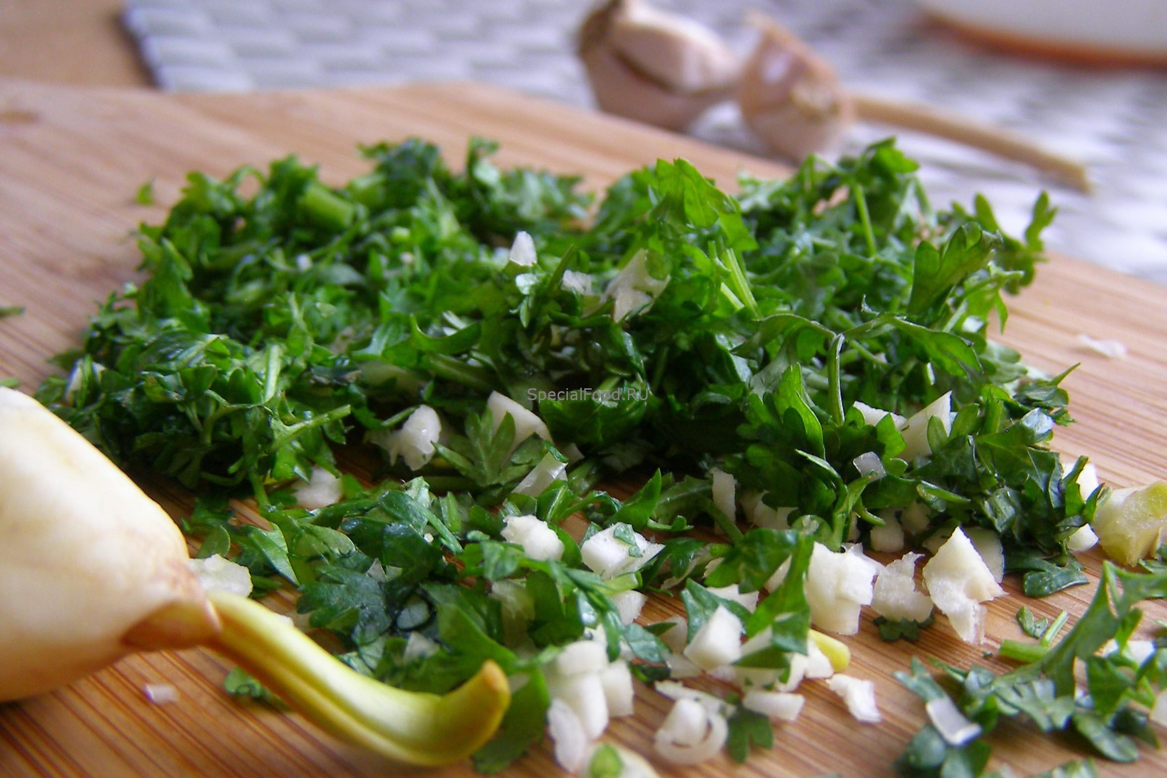 Измельчаем чеснок и зелень