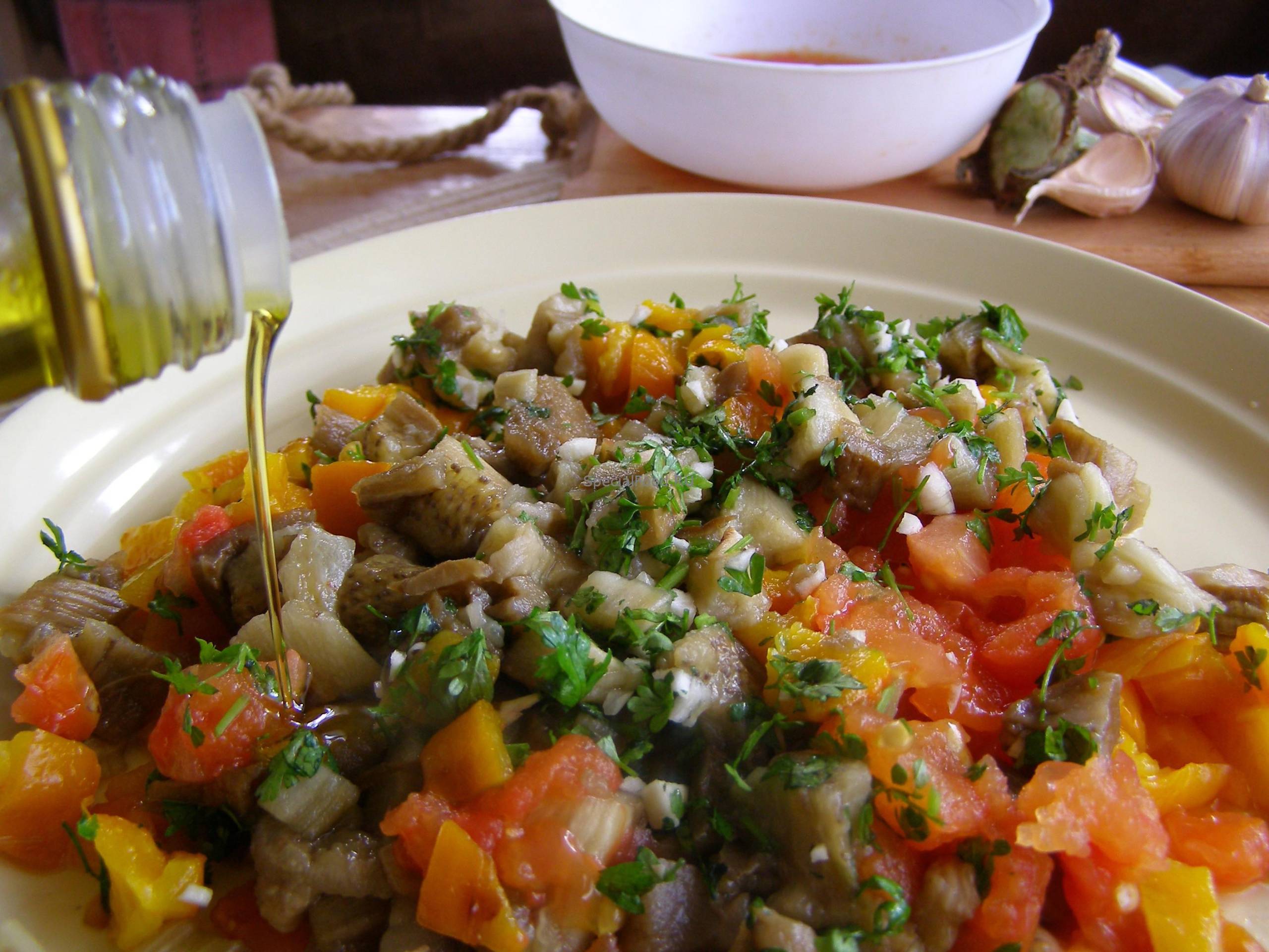 Добавим чеснок, зелень и польем маслом