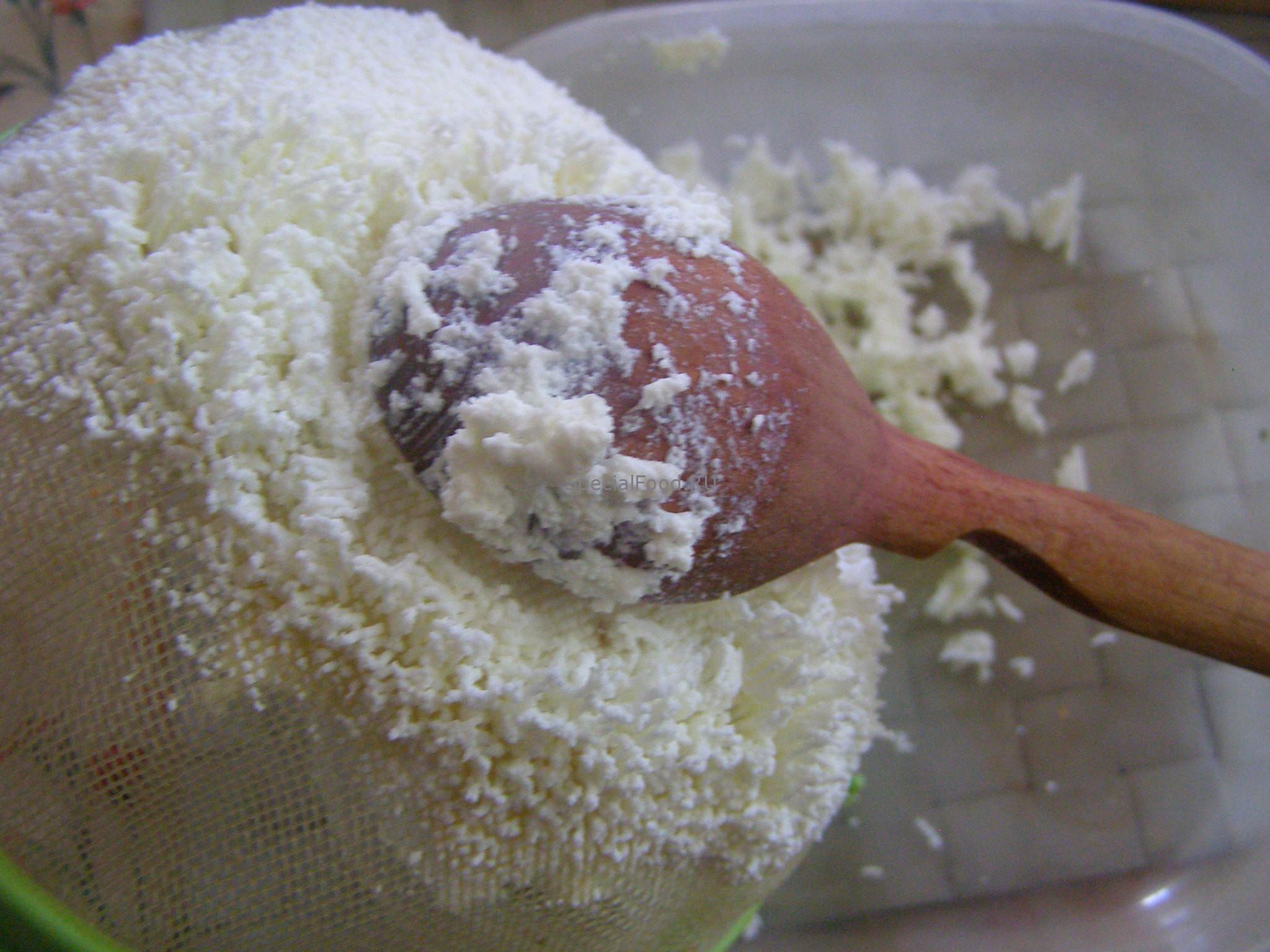 Творог в сите