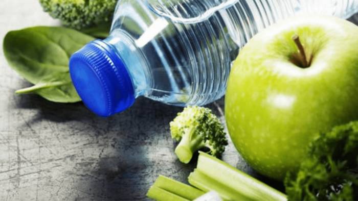 вода и яблоко