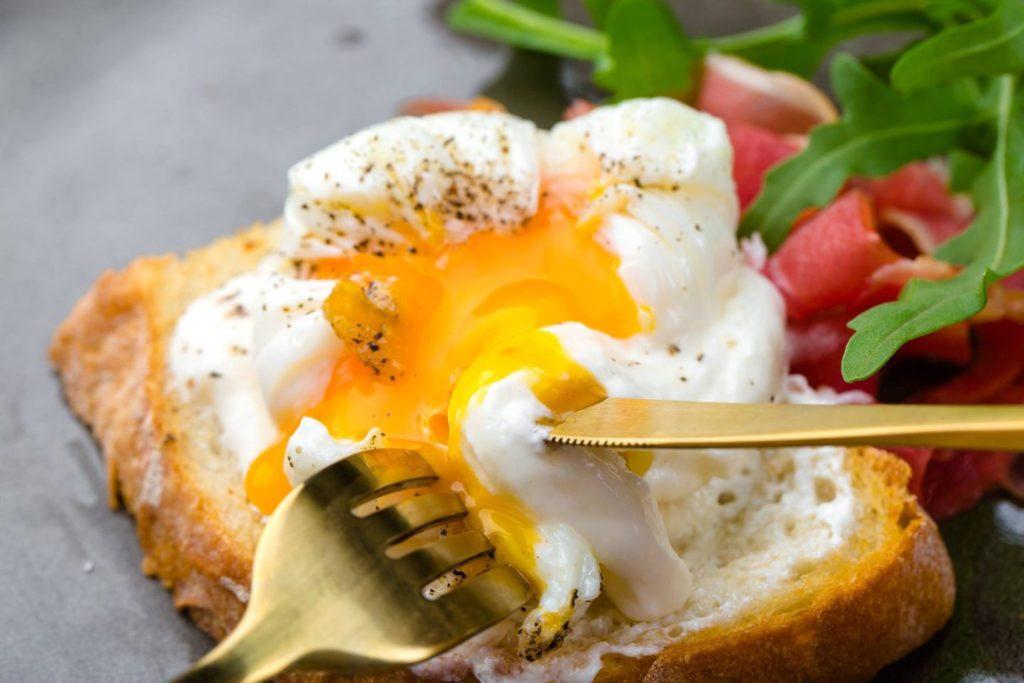 Яйцо пашот на гренке