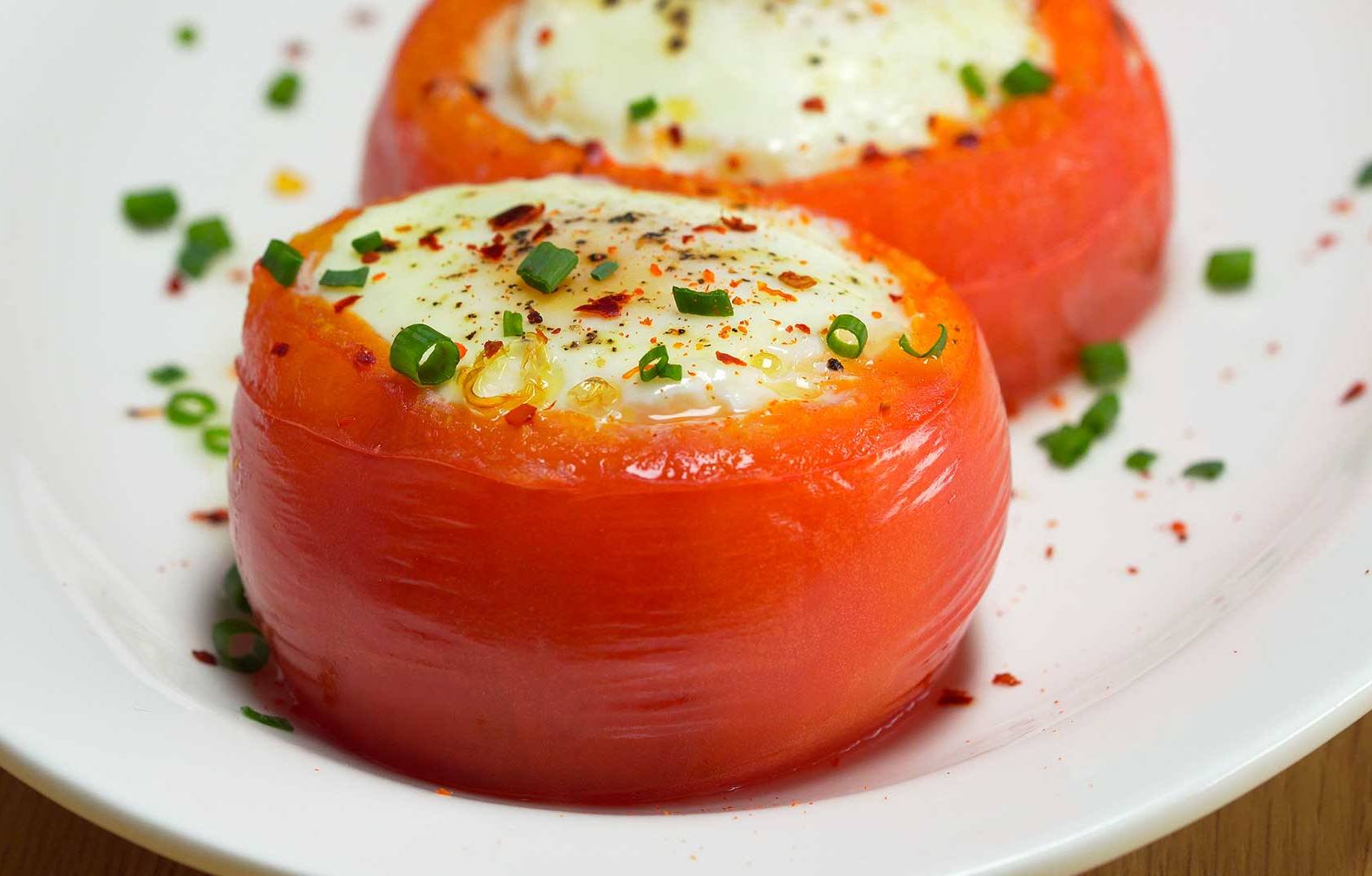 Запеченный томат, фаршированный творогом