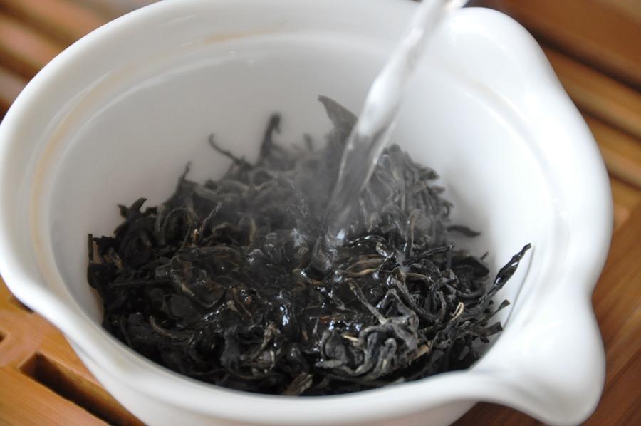 Завариваем черный чай в заварнике