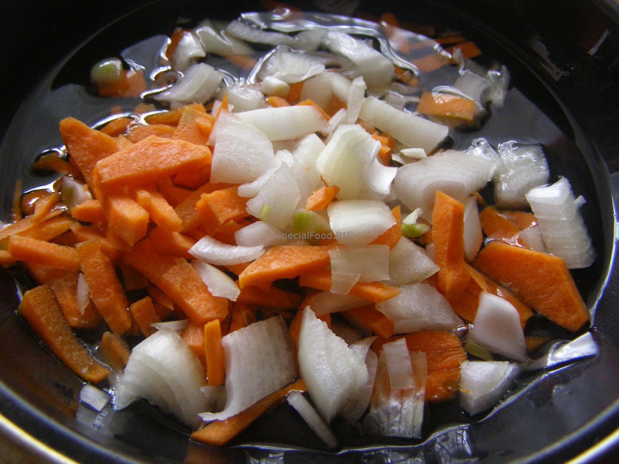 Жарим лук и морковь
