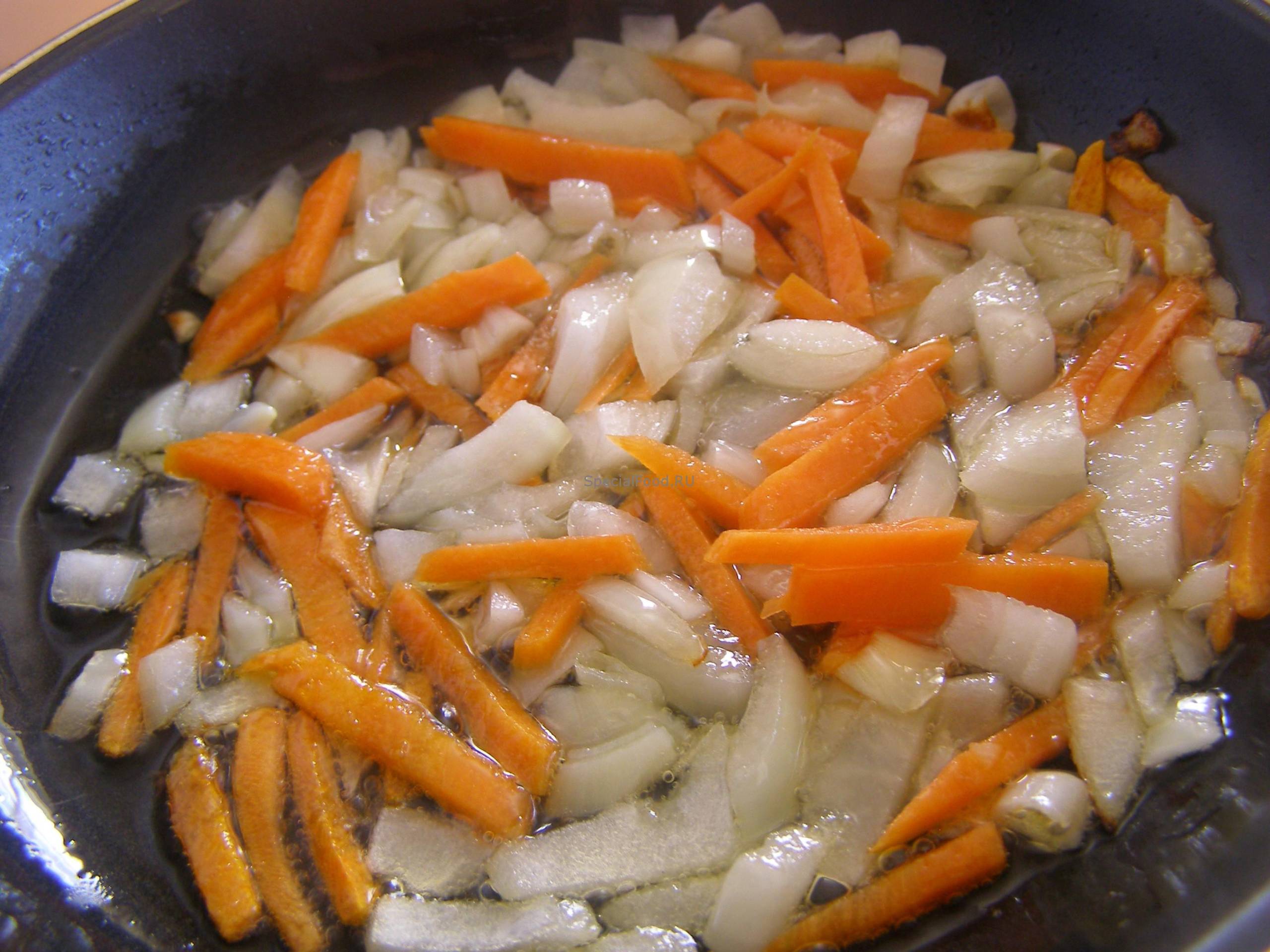 Жарим лук и морковь